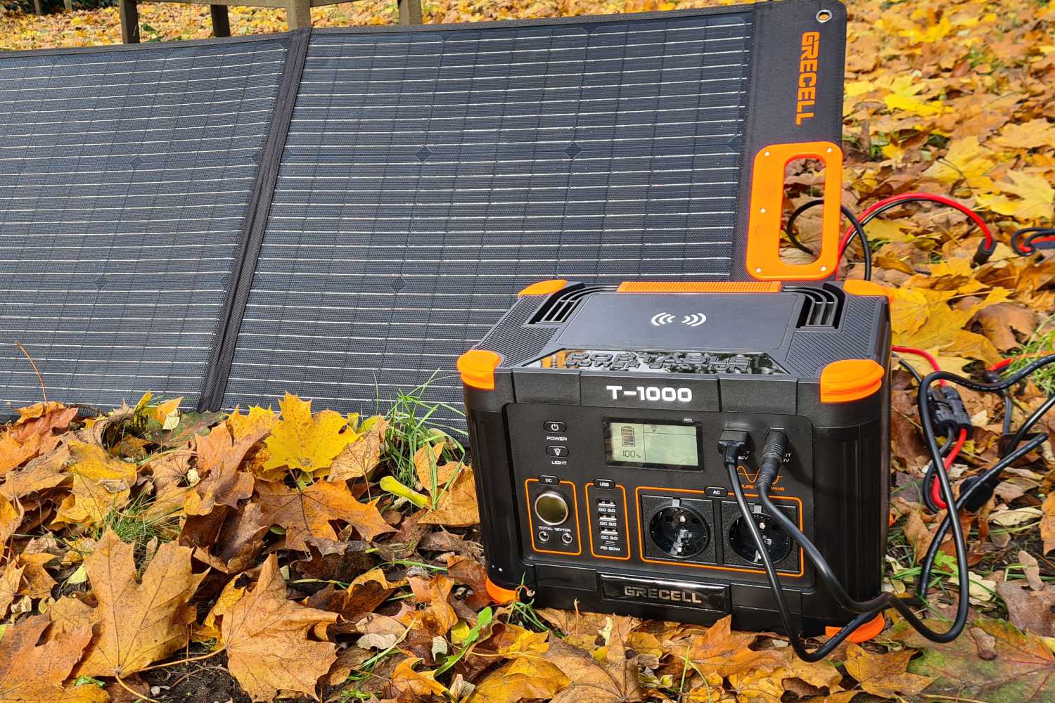 Stilvolle Powerstation Mit Solarpanel 1000 Watt Fotos