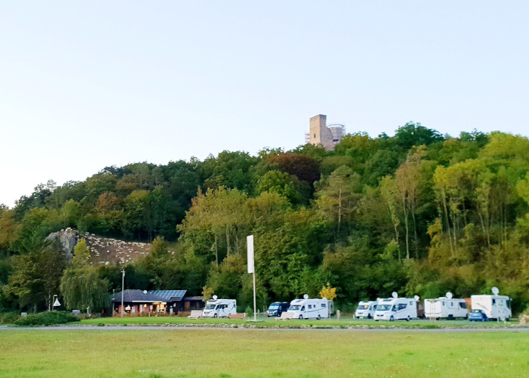 Wohnmobilstellplatz-unter-dem-scharfen-stein