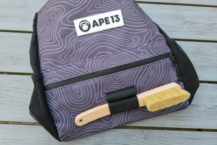 ape13-bouldertasche-buerste