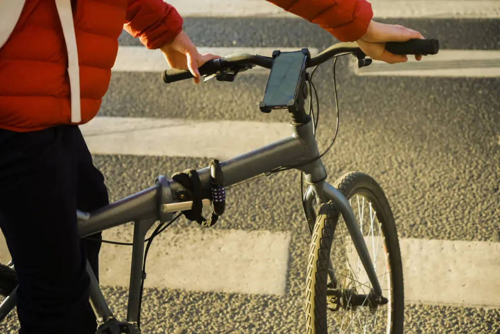Die besten Fahrrad-Handyhalterungen mit Powerbank (Test 2026)
